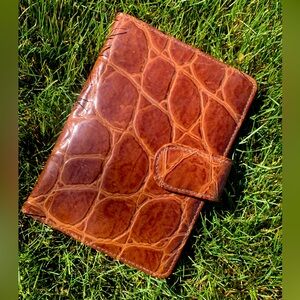 Leather Vintage Buxton Brown Passport Crocodile Style Snap Closure
